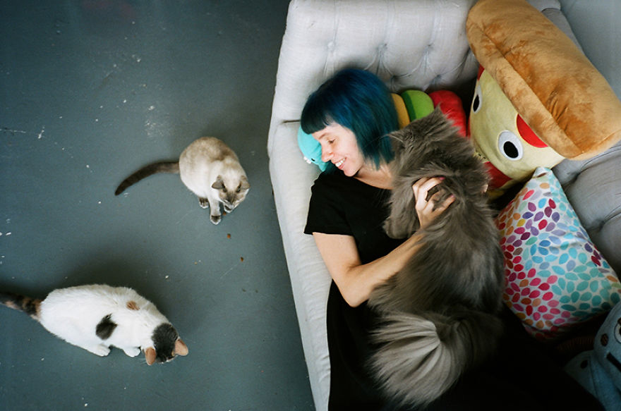 Amici per Sempre: 25 Foto che Raccontano il Legame di Queste Ragazze con i Loro Gatti