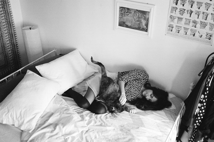 Amici per Sempre: 25 Foto che Raccontano il Legame di Queste Ragazze con i Loro Gatti