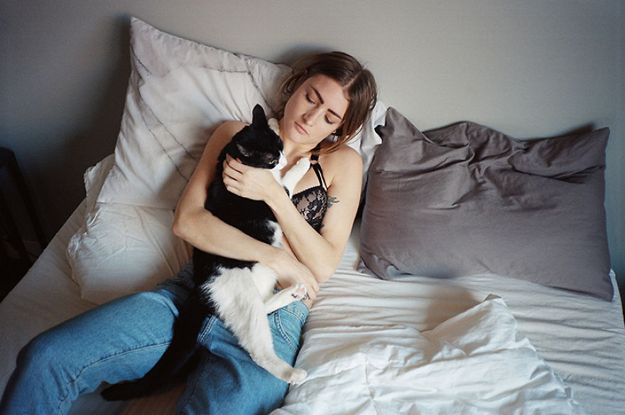 Amici per Sempre: 25 Foto che Raccontano il Legame di Queste Ragazze con i Loro Gatti