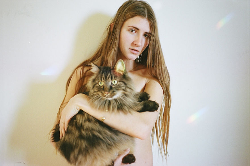 Amici per Sempre: 25 Foto che Raccontano il Legame di Queste Ragazze con i Loro Gatti