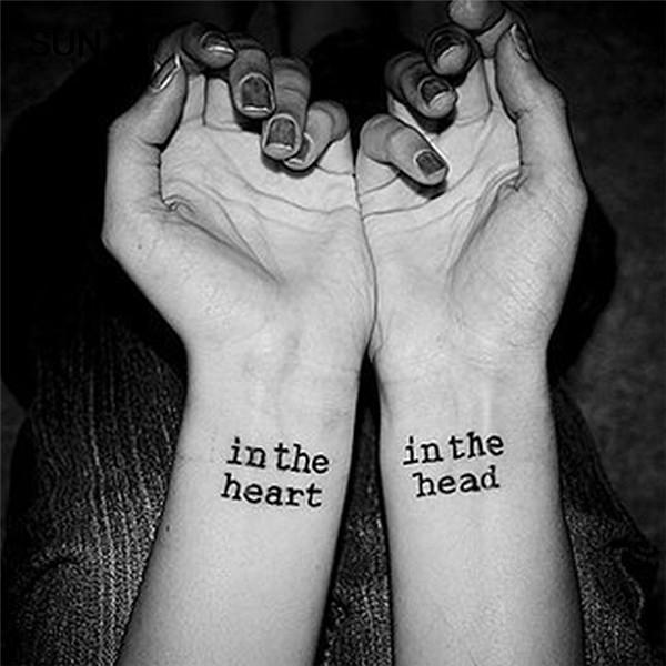 Cerchi un'Idea per un Tatuaggio sul Polso? Lasciati Ispirare da Queste 35 Foto!