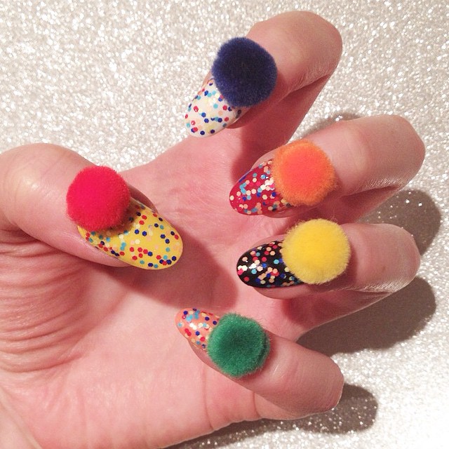Pon-Pon Nails: Ecco l'Ultima (Folle) Tendenza per la Nail Art!