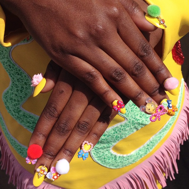 Pon-Pon Nails: Ecco l'Ultima (Folle) Tendenza per la Nail Art!