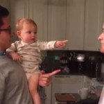 Il Papà ha un Gemello, Ma Questo Bimbo è Davvero Confuso: Ecco la Reazione