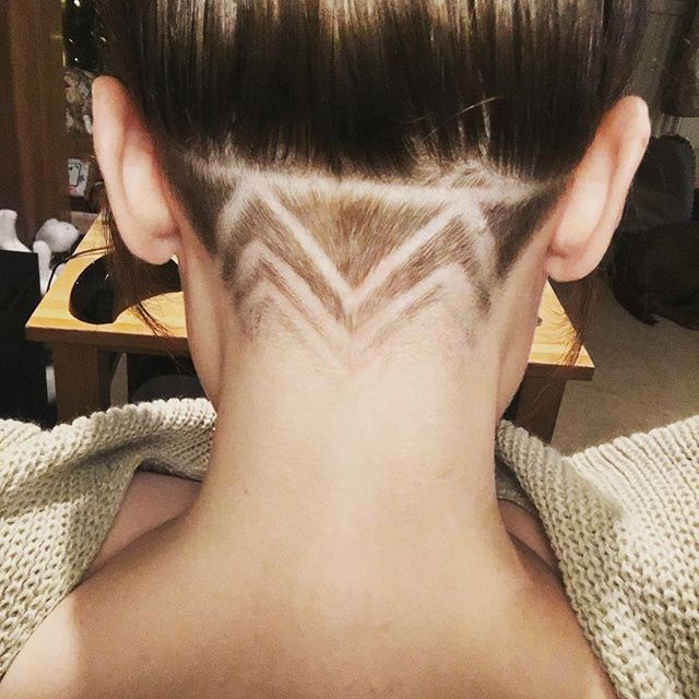 Voglia di un Nuovo Look Senza Osare Troppo? 10 Undercut Hair Tattoos da Provare!