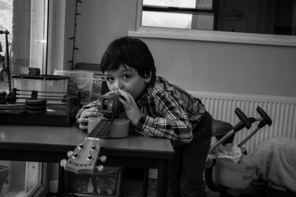 25 Scatti di Un Padre Che Mostrano Tutti i Volti dell'Autismo