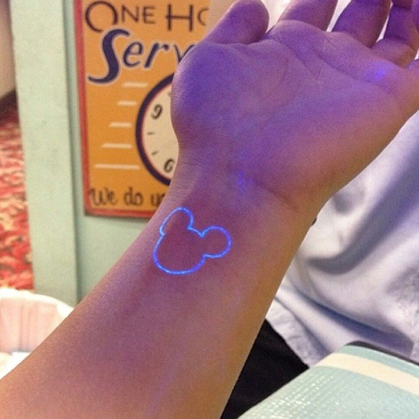 Il Tatuaggio C'è o Non C'è? Ecco 30 Sorpredenti Tattoo che si Illuminano al Buio!