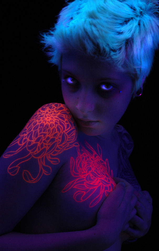 Il Tatuaggio C'è o Non C'è? Ecco 30 Sorpredenti Tattoo che si Illuminano al Buio!