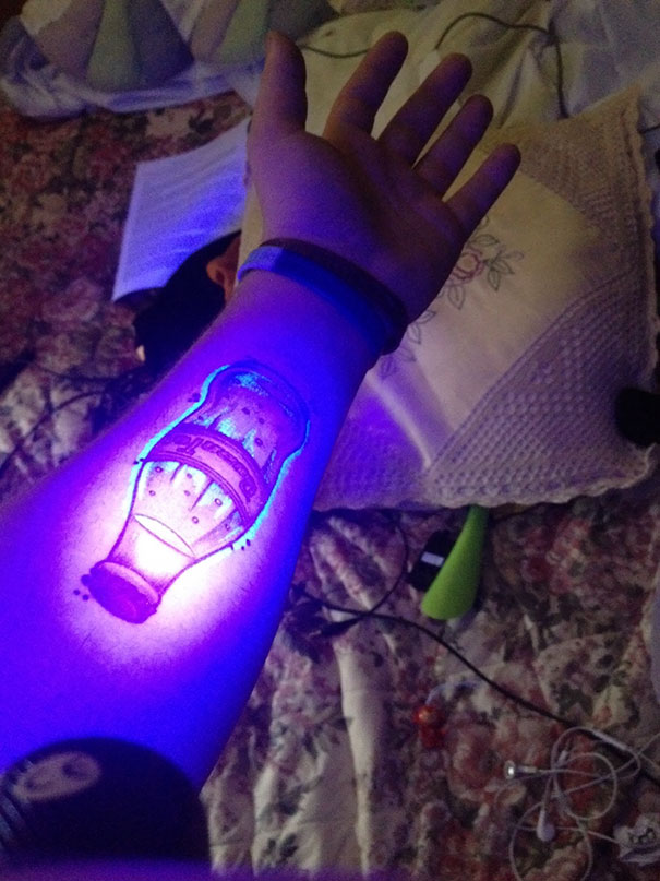 Il Tatuaggio C'è o Non C'è? Ecco 30 Sorpredenti Tattoo che si Illuminano al Buio!