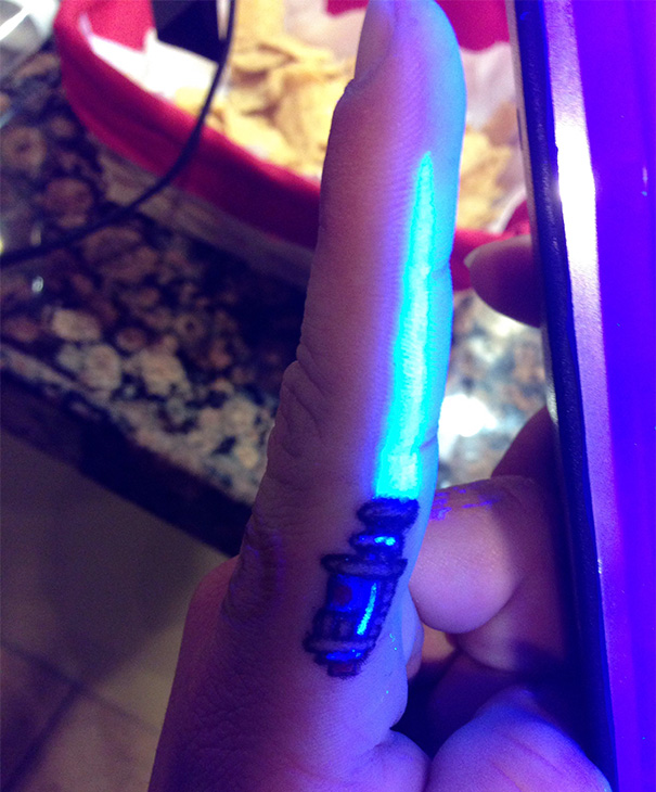 Il Tatuaggio C'è o Non C'è? Ecco 30 Sorpredenti Tattoo che si Illuminano al Buio!