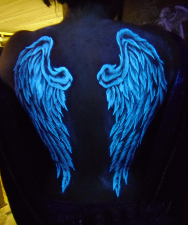 Il Tatuaggio C'è o Non C'è? Ecco 30 Sorpredenti Tattoo che si Illuminano al Buio!