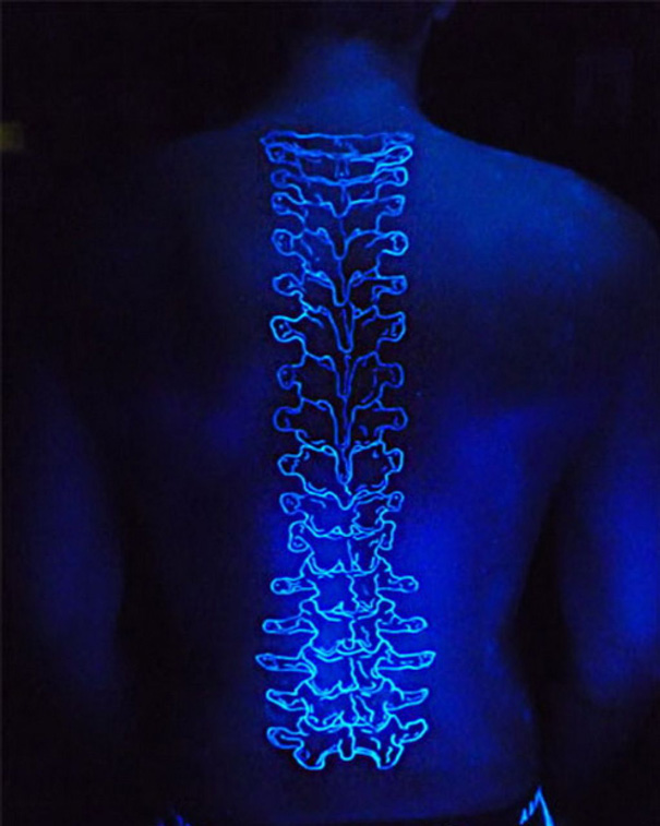 Il Tatuaggio C'è o Non C'è? Ecco 30 Sorpredenti Tattoo che si Illuminano al Buio!
