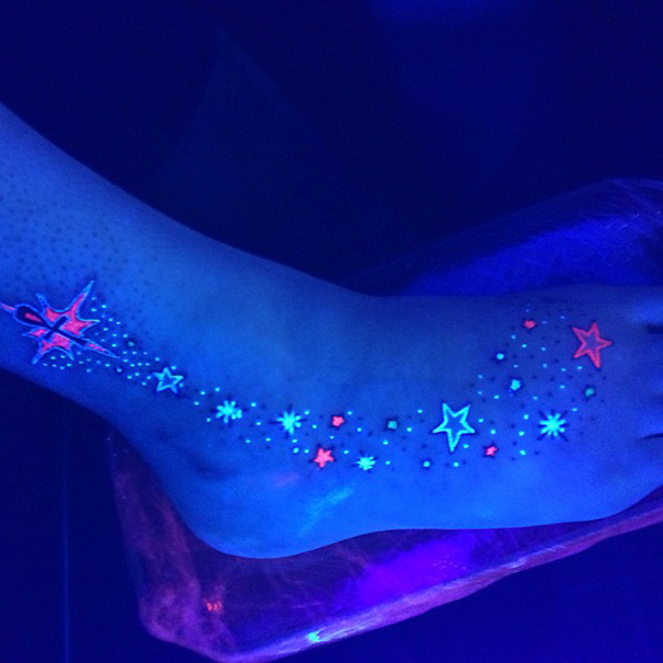 Il Tatuaggio C'è o Non C'è? Ecco 30 Sorpredenti Tattoo che si Illuminano al Buio!