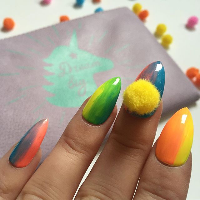 Pon-Pon Nails: Ecco l'Ultima (Folle) Tendenza per la Nail Art!