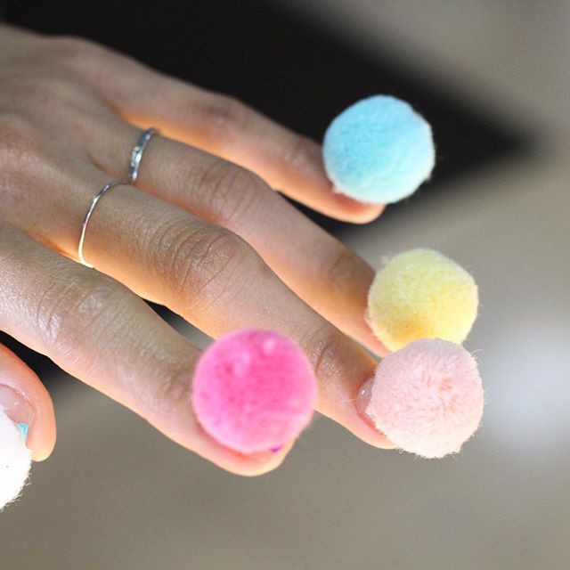 Pon-Pon Nails: Ecco l'Ultima (Folle) Tendenza per la Nail Art!