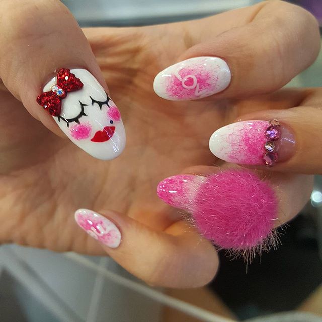 Pon-Pon Nails: Ecco l'Ultima (Folle) Tendenza per la Nail Art!