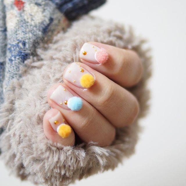 Pon-Pon Nails: Ecco l'Ultima (Folle) Tendenza per la Nail Art!