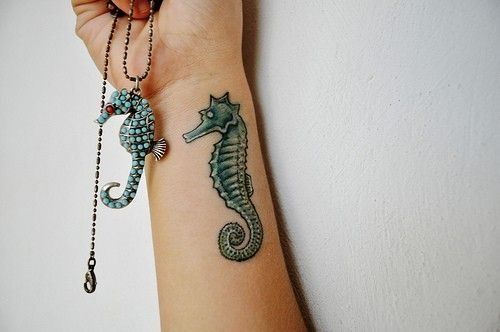 Cerchi un'Idea per un Tatuaggio sul Polso? Lasciati Ispirare da Queste 35 Foto!