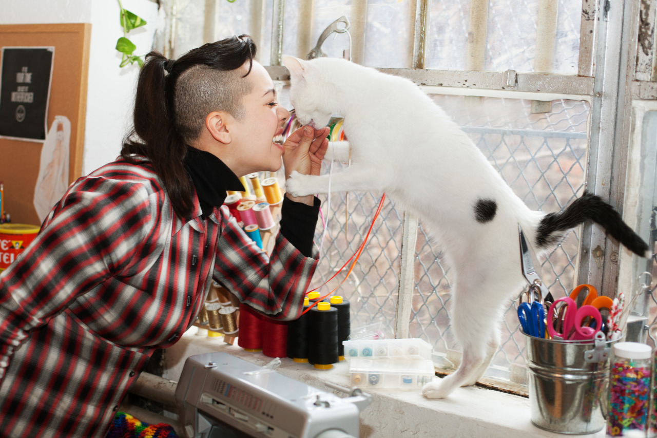 Amici per Sempre: 25 Foto che Raccontano il Legame di Queste Ragazze con i Loro Gatti