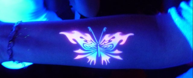 Il Tatuaggio C'è o Non C'è? Ecco 30 Sorpredenti Tattoo che si Illuminano al Buio!