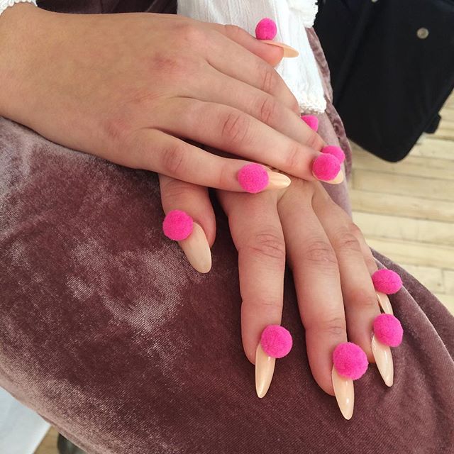Pon-Pon Nails: Ecco l'Ultima (Folle) Tendenza per la Nail Art!