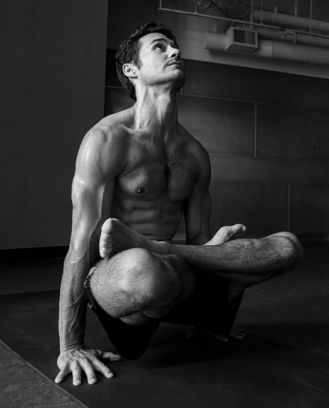 Pensate che lo Yoga Sia Per Sole Donne? Questi 25 Uomini vi Faranno Ricredere!