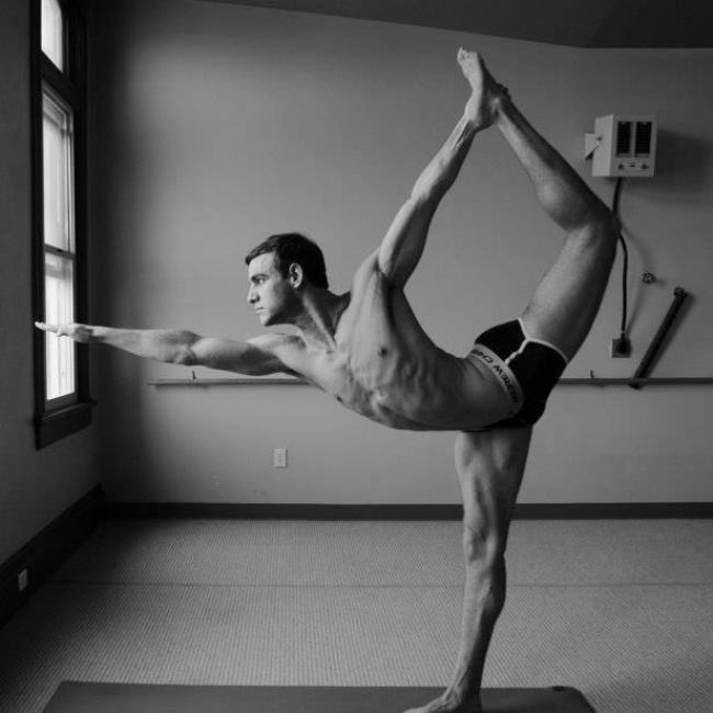 Pensate che lo Yoga Sia Per Sole Donne? Questi 25 Uomini vi Faranno Ricredere!