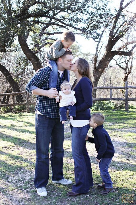 30 Buffi Bambini che Hanno Deciso di "Rovinare" le Foto di Famiglia