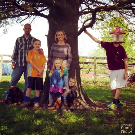 30 Buffi Bambini che Hanno Deciso di "Rovinare" le Foto di Famiglia