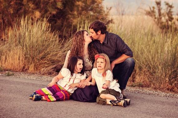 30 Buffi Bambini che Hanno Deciso di "Rovinare" le Foto di Famiglia