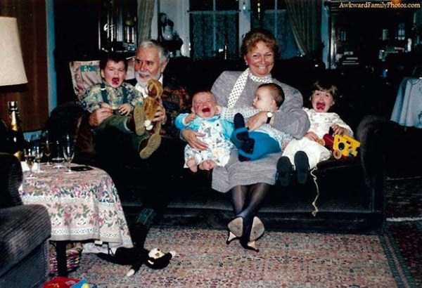 30 Buffi Bambini che Hanno Deciso di "Rovinare" le Foto di Famiglia
