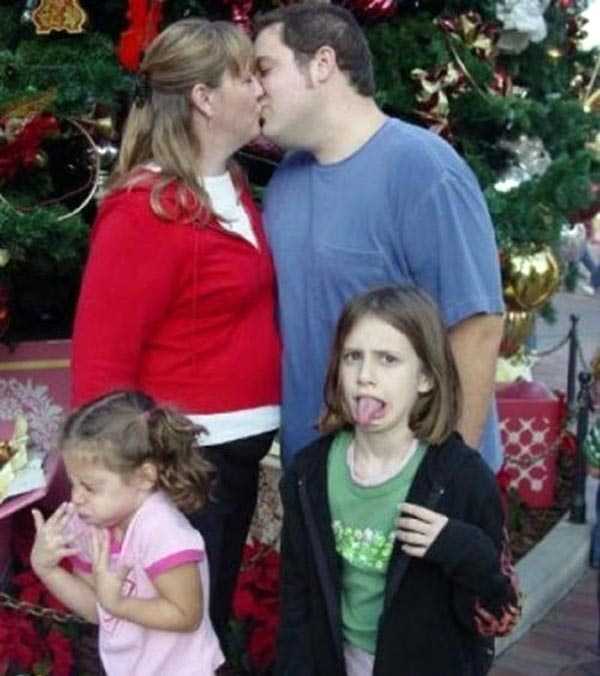 30 Buffi Bambini che Hanno Deciso di "Rovinare" le Foto di Famiglia