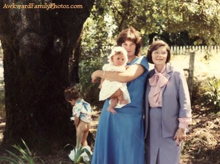 30 Buffi Bambini che Hanno Deciso di "Rovinare" le Foto di Famiglia