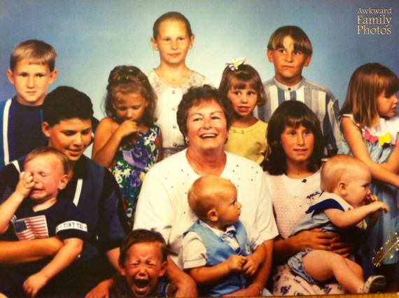 30 Buffi Bambini che Hanno Deciso di "Rovinare" le Foto di Famiglia