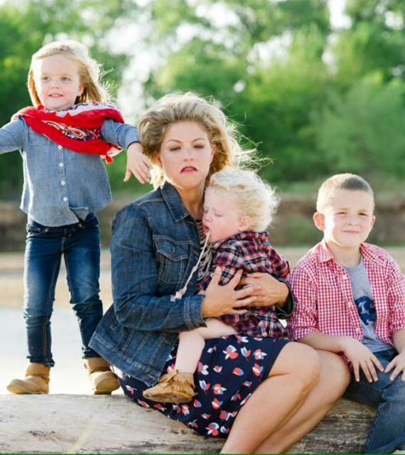 30 Buffi Bambini che Hanno Deciso di "Rovinare" le Foto di Famiglia