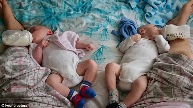 Mamme Acrobate e Multitasking: 12 Modi per Allattare più Bebè Contemporaneamente