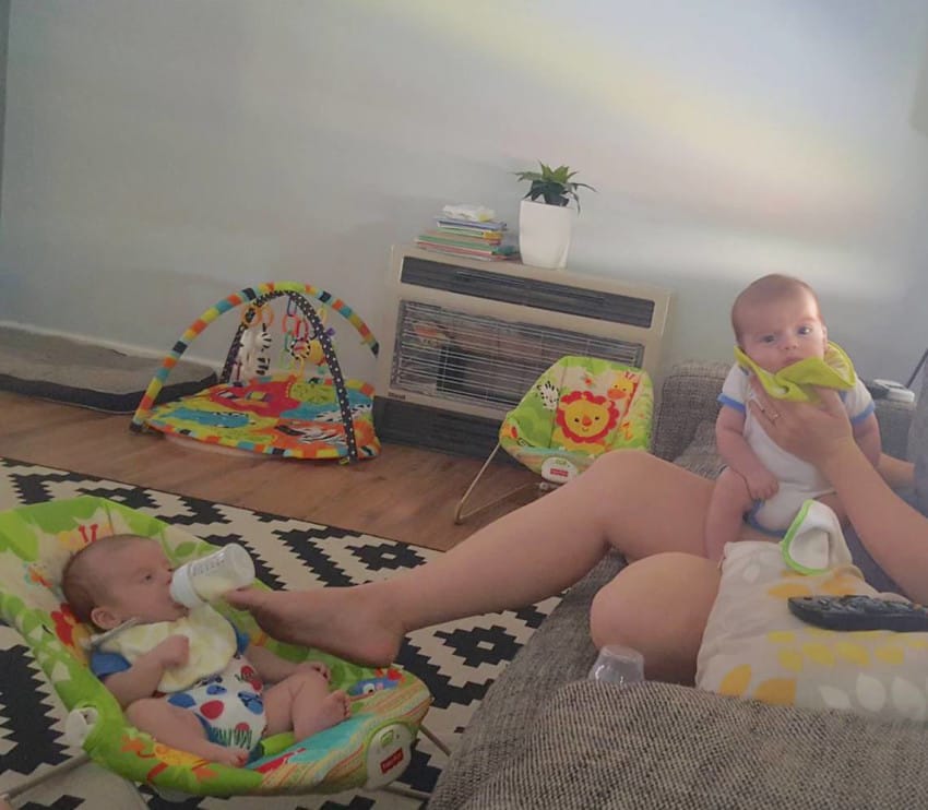 Mamme Acrobate e Multitasking: 12 Modi per Allattare più Bebè Contemporaneamente