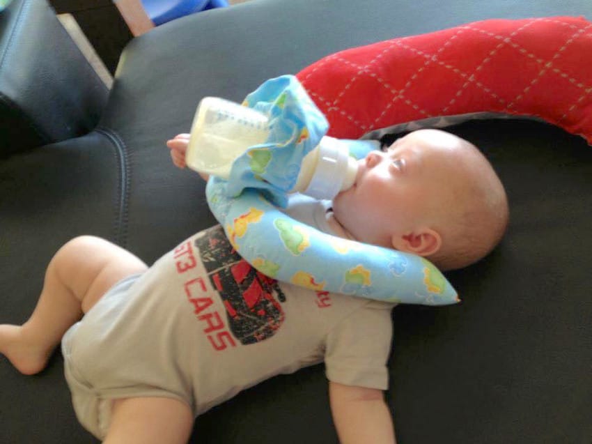 Mamme Acrobate e Multitasking: 12 Modi per Allattare più Bebè Contemporaneamente
