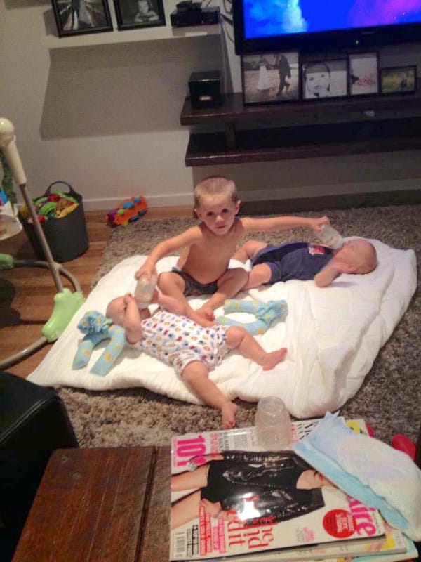 Mamme Acrobate e Multitasking: 12 Modi per Allattare più Bebè Contemporaneamente