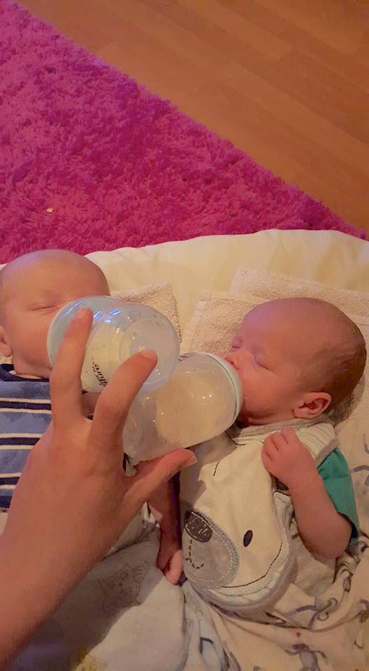 Mamme Acrobate e Multitasking: 12 Modi per Allattare più Bebè Contemporaneamente