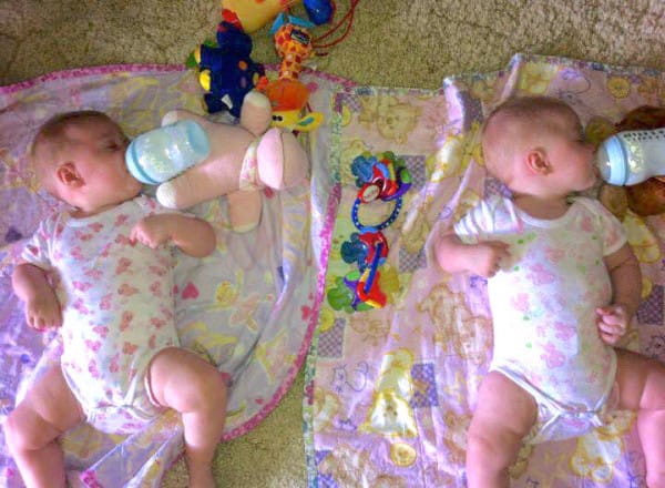 Mamme Acrobate e Multitasking: 12 Modi per Allattare più Bebè Contemporaneamente
