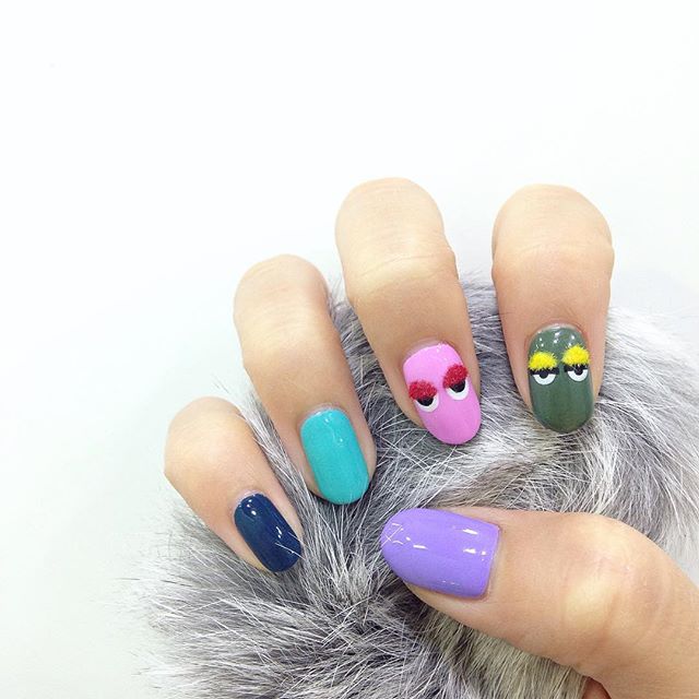 Pon-Pon Nails: Ecco l'Ultima (Folle) Tendenza per la Nail Art!