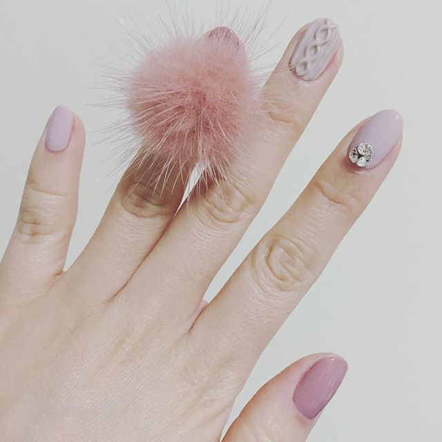 Pon-Pon Nails: Ecco l'Ultima (Folle) Tendenza per la Nail Art!