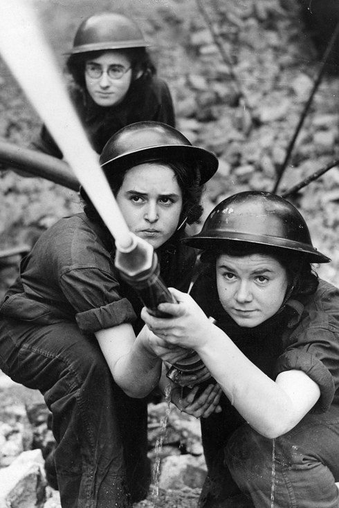 22 Incredibili Foto di Donne Coraggiose Durante la Seconda Guerra Mondiale