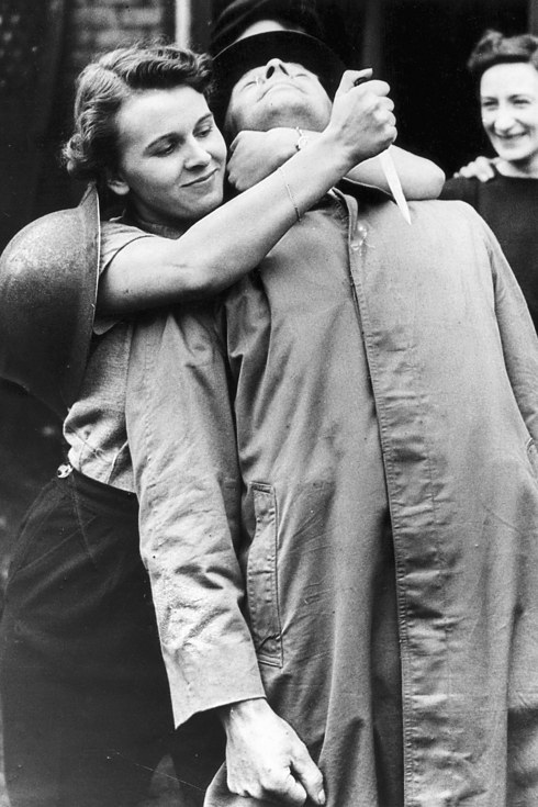 22 Incredibili Foto di Donne Coraggiose Durante la Seconda Guerra Mondiale