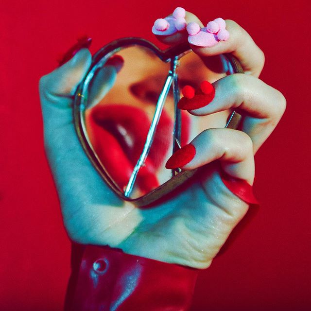 Pon-Pon Nails: Ecco l'Ultima (Folle) Tendenza per la Nail Art!