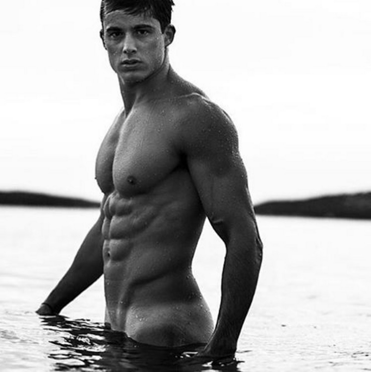 Il "Prof" di Matematica Pietro Boselli Posa Nudo per Giorgio Armani in 13 Scatti!