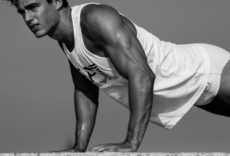 Il "Prof" di Matematica Pietro Boselli Posa Nudo per Giorgio Armani in 13 Scatti!