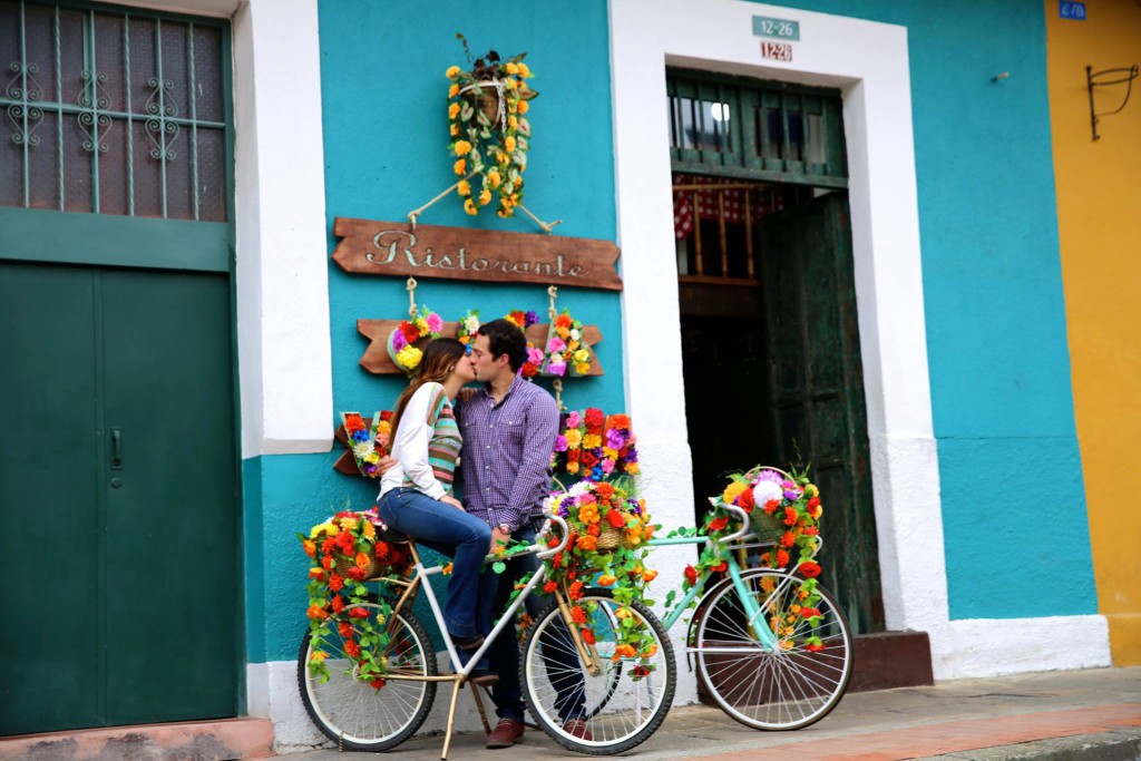 100 World Kisses: il Fotografo che Cattura l'Amore nel Mondo