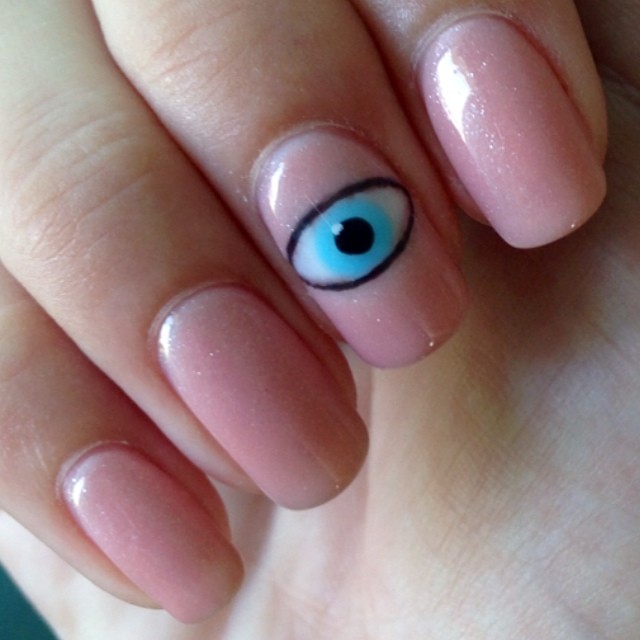 Nail Art Eyeball: Ecco la Nuova Tendenza Unghie che ti Farà Sentire Osservata